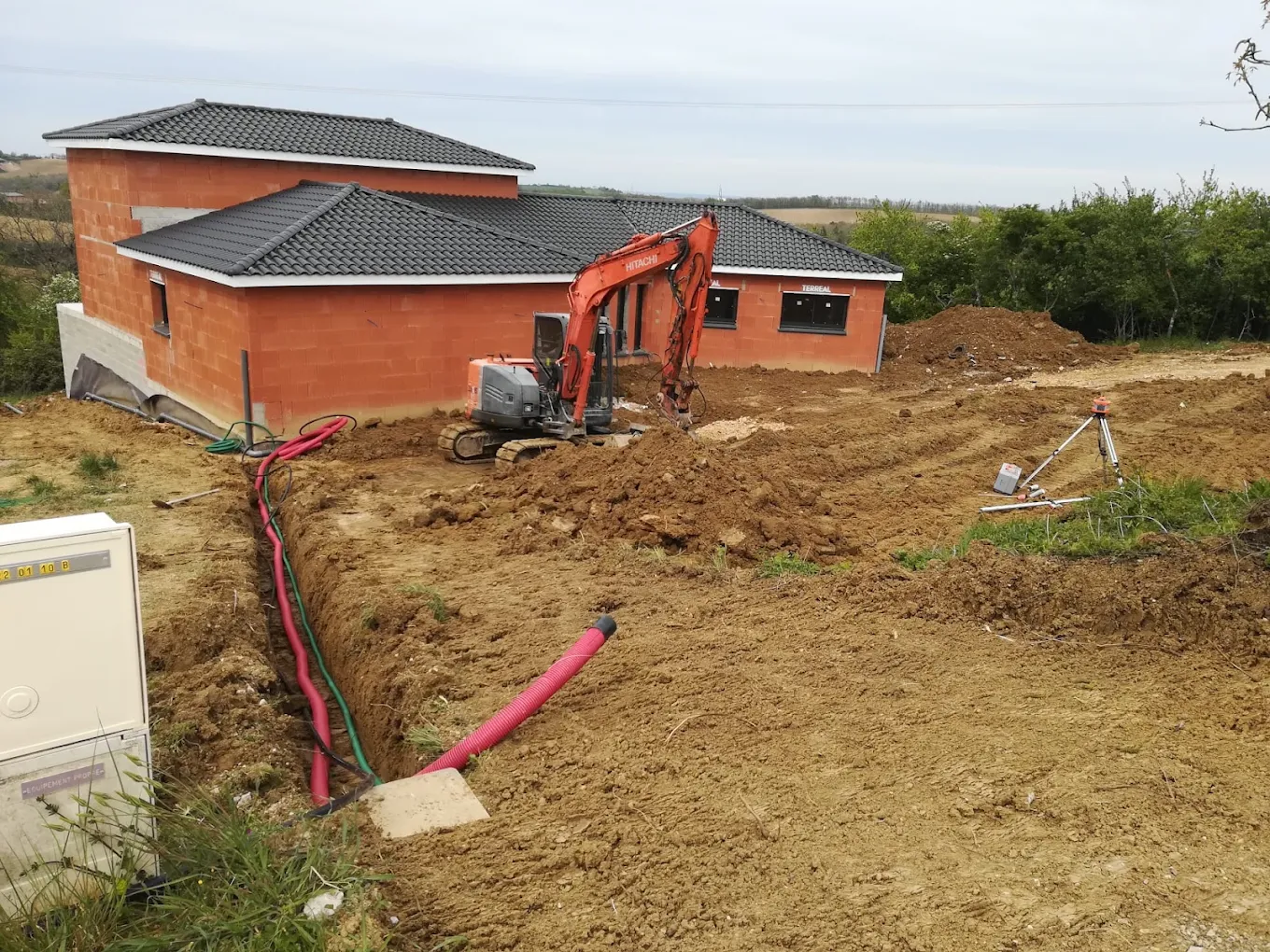 Travaux de terrassement autour d’une construction